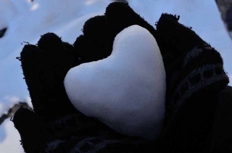 Heart Snowball Gloves Winter Hands  - skeeze / Pixabay